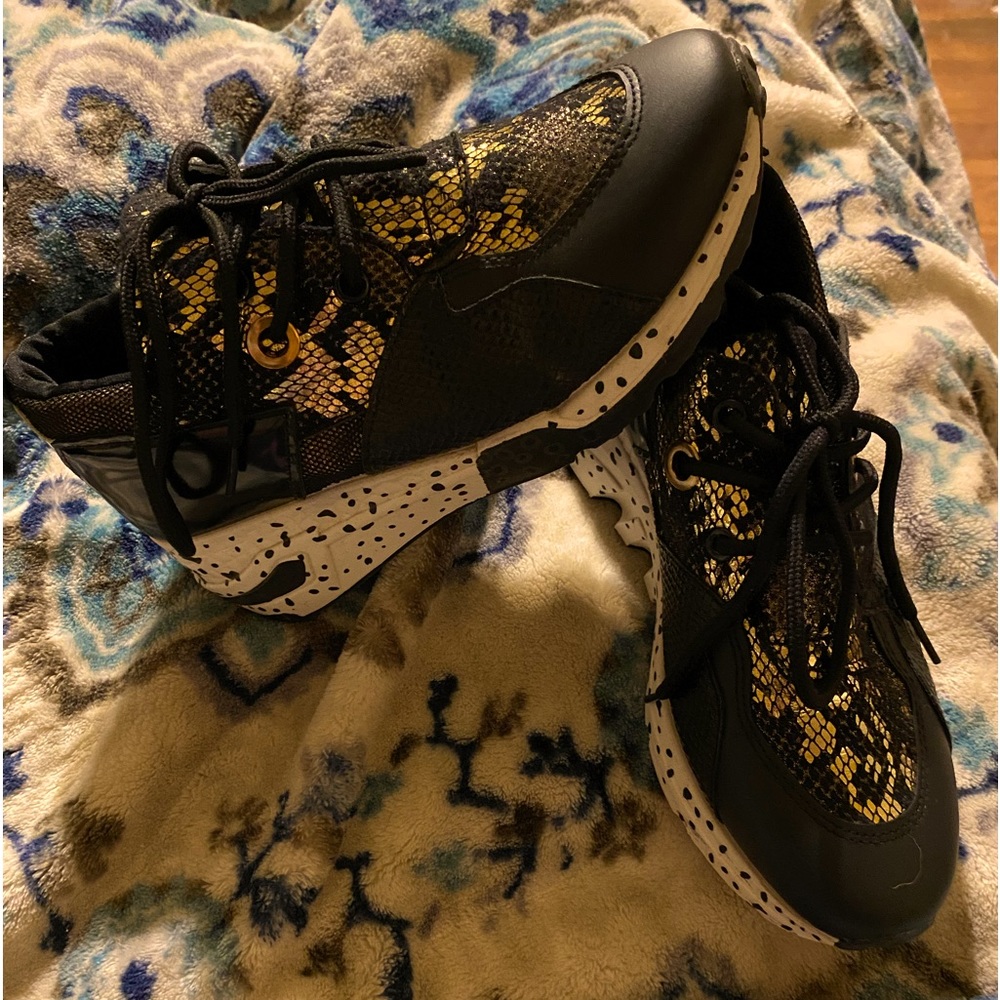 These are really nice shoes sole looks brand new. Size 6 teens or women’s